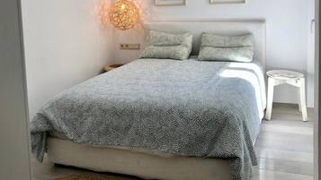 1 slaapkamer, een strijkplank/strijkijzer, gratis wifi, beddengoed