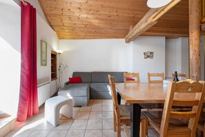 Dining - Apartment 'Le Génépi' with Mountain View, Balcony and Wi-Fi (Val-Cenis)