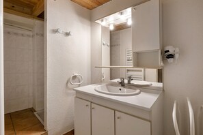 Shower, hair dryer - Apartment 'Le Génépi' with Mountain View, Balcony and Wi-Fi (Val-Cenis)
