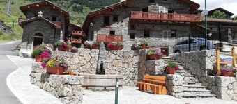 Apartment 'Les Chardons' with Mountain View, Balcony and Wi-Fi