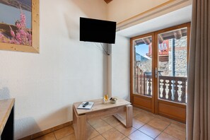 Interior - Apartment 'Les Chardons' with Mountain View, Balcony and Wi-Fi (Val-Cenis)