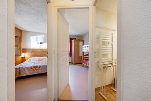 2 makuuhuonetta, silitysrauta/-lauta, ilmainen Wi-Fi