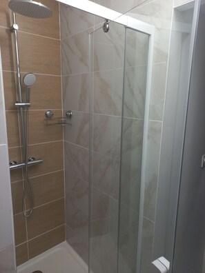 Douche, séchoir à cheveux, serviettes fournies, papier de toilette