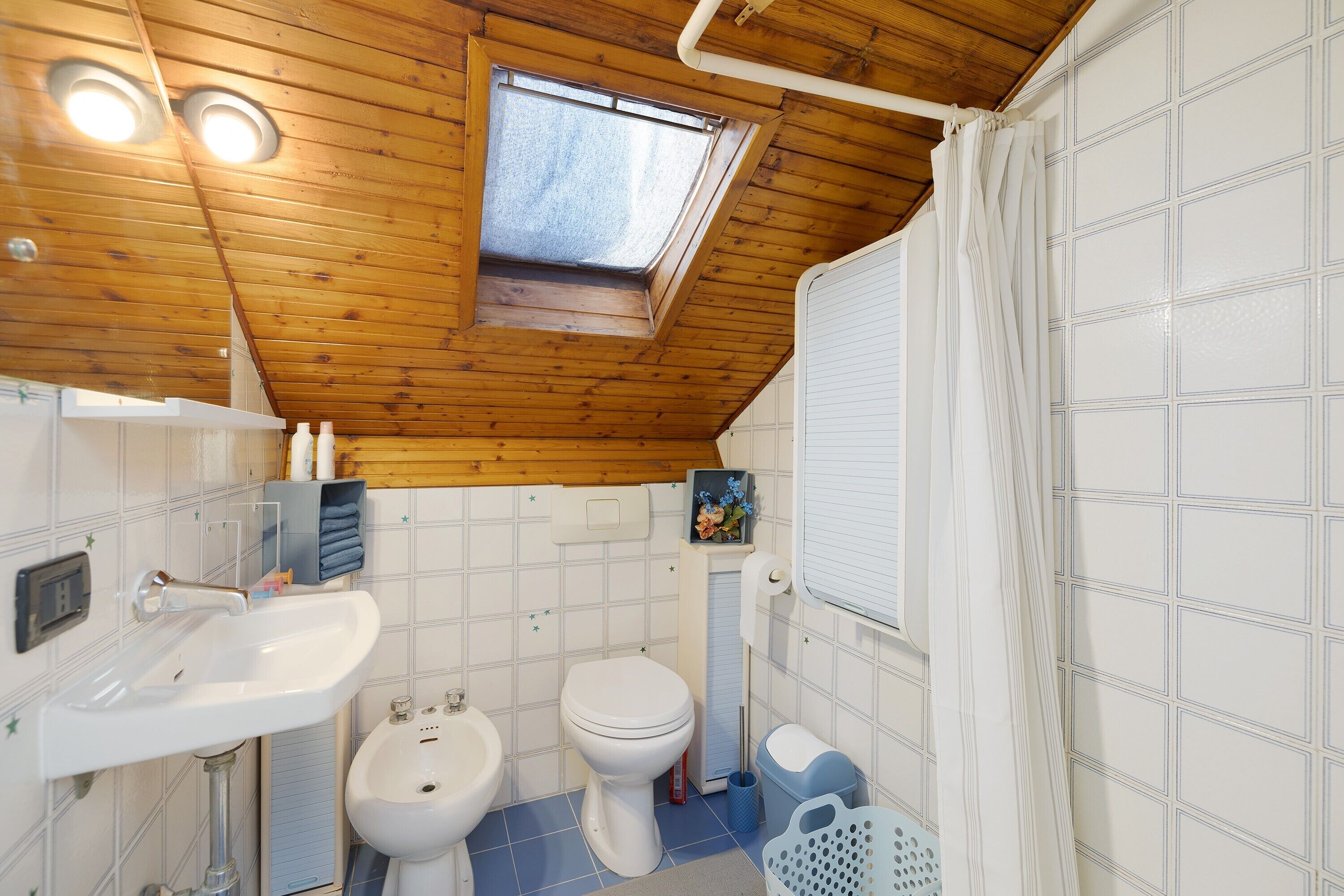 Douche, sèche-cheveux, serviettes fournies