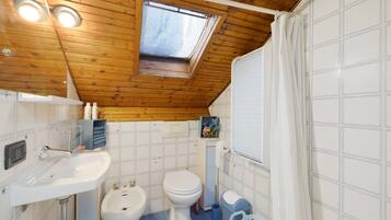 Douche, sĂšche-cheveux, serviettes fournies