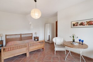 2 bedrooms, iron/ironing board, free WiFi