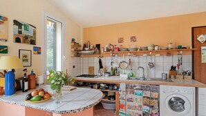 A kitchen with a washing machine, a sink, and various kitchen utensils. - Holiday Home 'Casa Bilger' with Sea View, Private Terrace and Wi-Fi (Dolcedo)