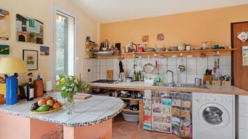 Kühlschrank, Ofen, Herdplatte, Wasserkocher