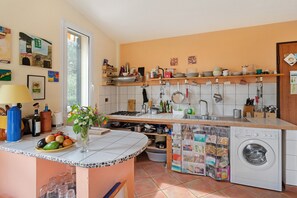 A kitchen with a washing machine, a sink, and various kitchen utensils. - Holiday Home 'Casa Bilger' with Sea View, Private Terrace and Wi-Fi (Dolcedo)