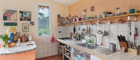 Refrigerador, horno, parrilla de estufa y tetera eléctrica