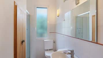 Douche, sèche-cheveux, serviettes fournies