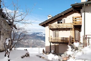 Exterior - Apartment 'Appartamento Pila Vacanze' with Mountain View, Shared Garden and Wi-Fi (Gressan)
