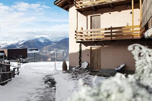 Exterior - Apartment 'Appartamento Pila Vacanze' with Mountain View, Shared Garden and Wi-Fi (Gressan)