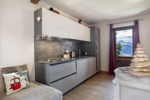 Fridge, microwave, stovetop, dishwasher - Apartment 'Appartamento Pila Vacanze' with Mountain View, Shared Garden and Wi-Fi (Gressan)
