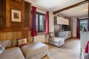 TV - Apartment 'Appartamento Pila Vacanze' with Mountain View, Shared Garden and Wi-Fi (Gressan)