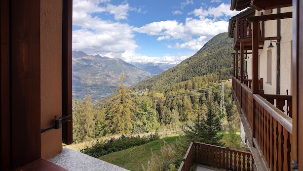 A balcony with a view of a mountainous landscape. - Apartment 'Appartamento Pila Vacanze' with Mountain View, Shared Garden and Wi-Fi (Gressan)