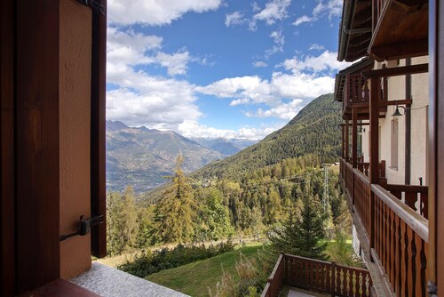 Apartment 'Appartamento Pila Vacanze' with Mountain View, Shared Garden and Wi-Fi