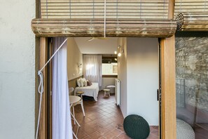 Interior - Apartment 'Apartaments Can Gibert - Palleret' with Private Terrace and Wi-Fi (Castelló d'Empúries)