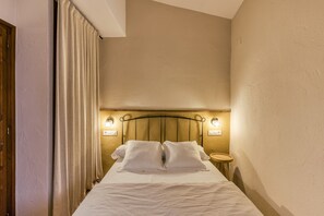 2 bedrooms, iron/ironing board, free WiFi, bed sheets - Apartment 'Apartaments Can Gibert - Palleret' with Private Terrace and Wi-Fi (Castelló d'Empúries)