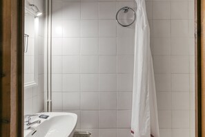 Shower, hair dryer, towels - Apartment 'Apartaments Can Gibert - Palleret' with Private Terrace and Wi-Fi (Castelló d'Empúries)