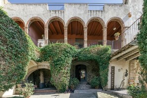 Exterior detail - Apartment 'Apartaments Can Gibert - Albera' with Private Terrace, Wi-Fi and Air Conditioning (Castelló d'Empúries)