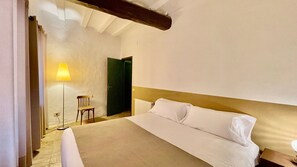 2 bedrooms, iron/ironing board, free WiFi, bed sheets - Apartment 'Apartaments Can Gibert - Muralla' with Shared Garden, Balcony and Wi-Fi (Castelló d'Empúries)