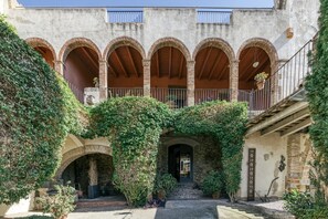 Exterior detail - Apartment 'Apartaments Can Gibert - Muralla' with Shared Garden, Balcony and Wi-Fi (Castelló d'Empúries)