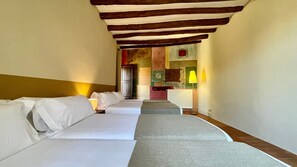 2 bedrooms, iron/ironing board, free WiFi, bed sheets - Apartment 'Apartaments Can Gibert - Muralla' with Shared Garden, Balcony and Wi-Fi (Castelló d'Empúries)