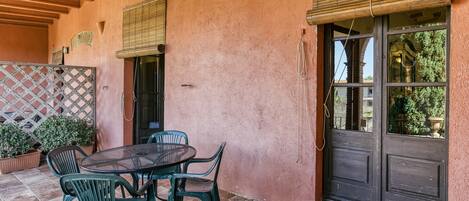 تناول الطعام بالخارج