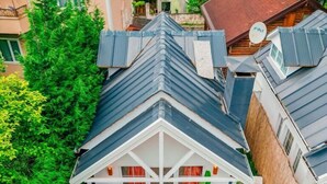 Une propriété résidentielle dotée d’une terrasse en bois, d’une piscine et d’un jardin.
