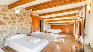 6 bedrooms, free WiFi, bed sheets