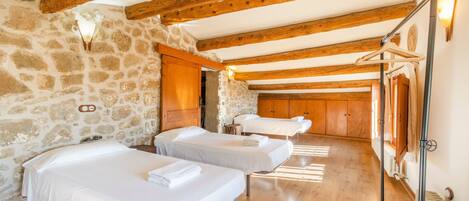 6 bedrooms, free WiFi, bed sheets