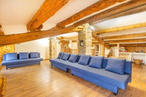 Televisión, chimenea, mesa de ping pong