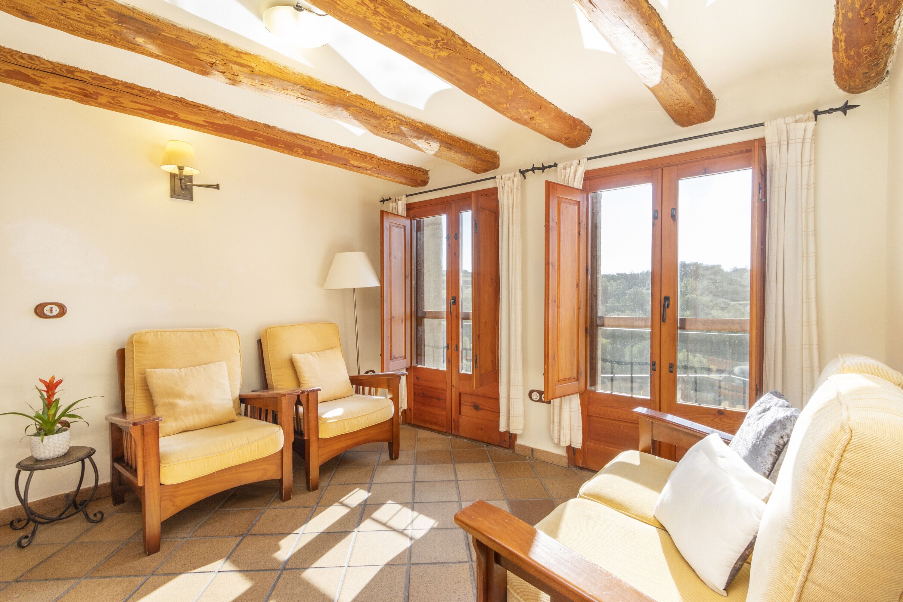 Een televisie, een open haard en een tafeltennistafel