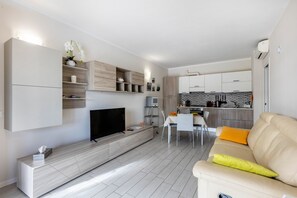 TV - Apartment 'Delizioso Residence Vista Lago' with Lake View, Wi-Fi and Air Conditioning (Desenzano del Garda)