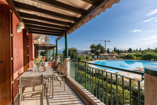 Outdoor dining - Apartment 'Delizioso Residence Vista Lago' with Lake View, Wi-Fi and Air Conditioning (Desenzano del Garda)