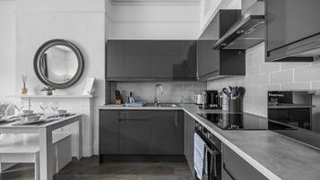 Kühlschrank, Mikrowelle, Ofen, Herdplatte