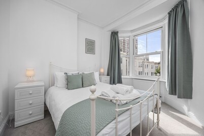 Sleeps 6 (5 min walk to beach/i360), King Beds, Cot/Highchair/Sky/Netflix