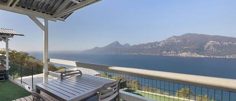 تناول الطعام بالخارج