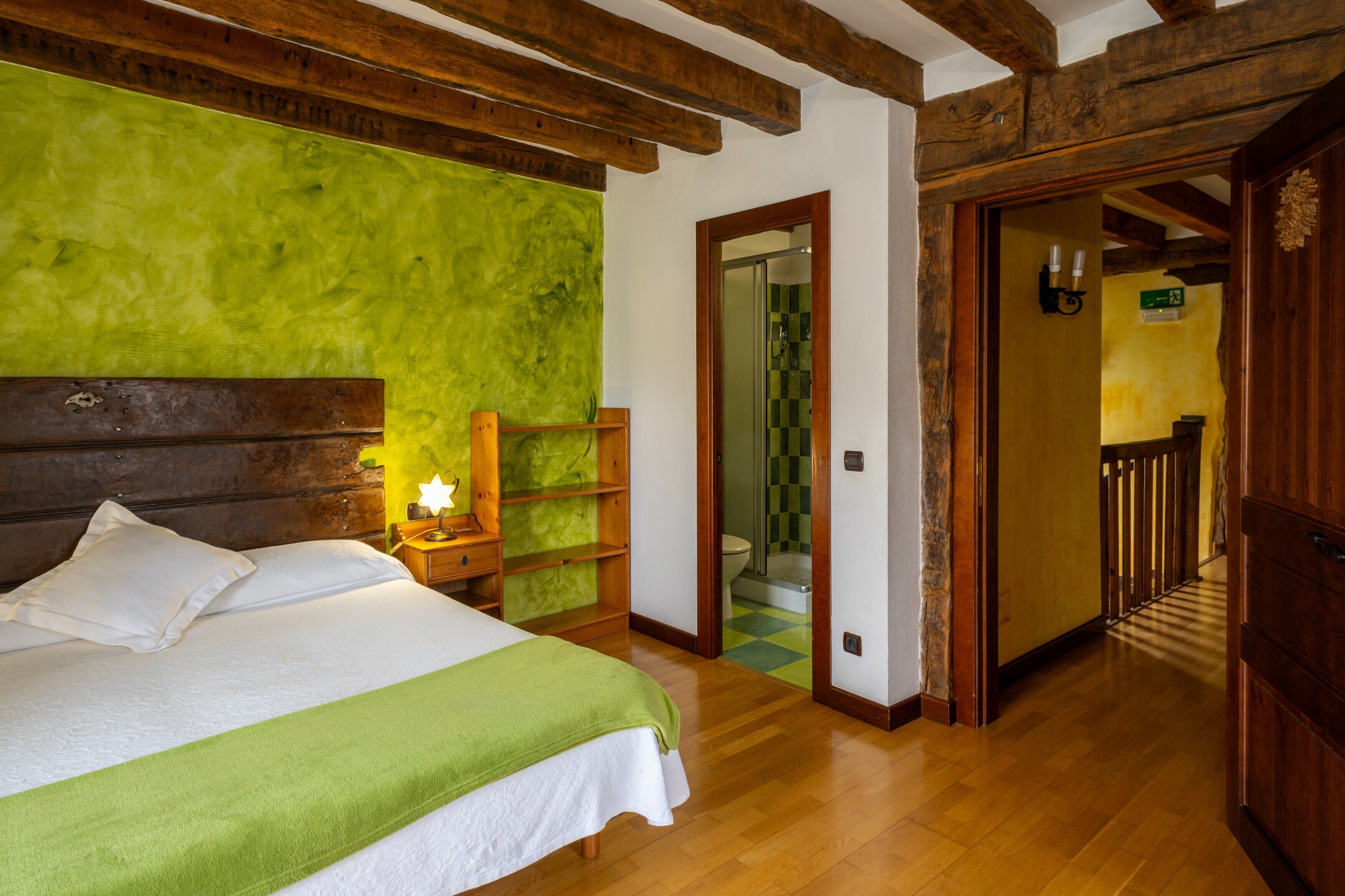 5 dormitorios, tabla de planchar con plancha, wifi gratis y ropa de cama
