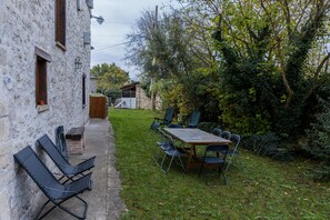 Outdoor dining - Cottage 'Zadorra Etxea Casa' with Mountain View, Private Terrace and Wi-Fi (Agurain)