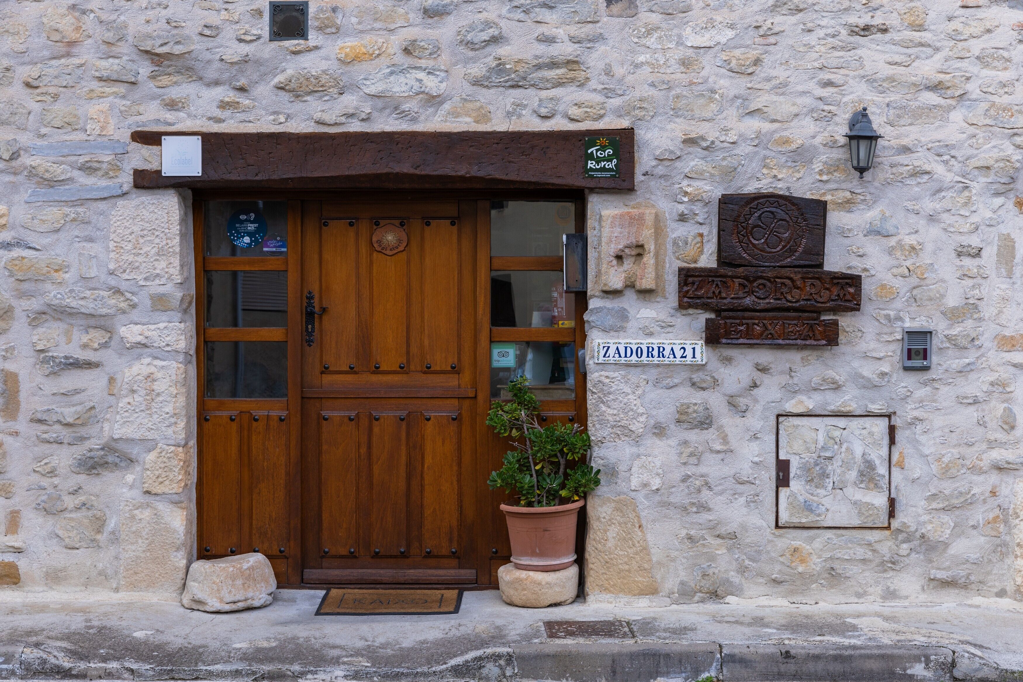 تفاصيل الفندق من الخارج