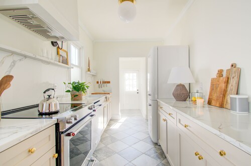 Charming 3-bedroom bungalow with AC, fitness room, WiFi in Fredericksburg