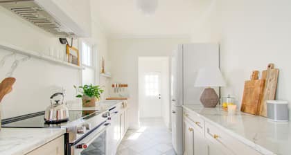 Charming 3-bedroom bungalow with AC, fitness room, WiFi in Fredericksburg