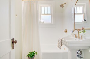 Dusche, Haartrockner, Handtücher, Seife