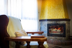 Interior - Country House 'Casa Rural Arroal I' with Mountain View, Wi-Fi and Air Conditioning (Sotoserrano)