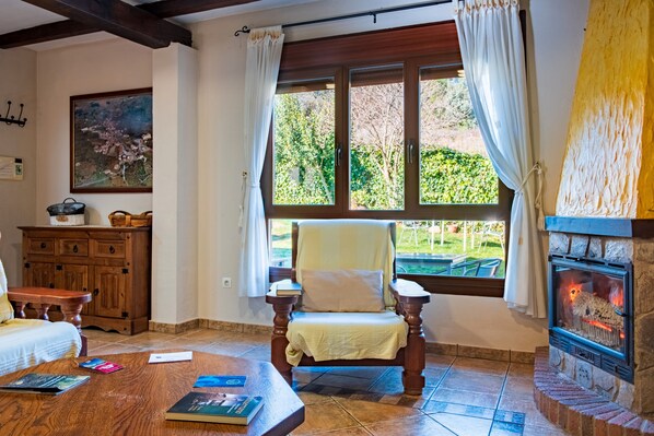 TV, fireplace - Country House 'Casa Rural Arroal I' with Mountain View, Wi-Fi and Air Conditioning (Sotoserrano)