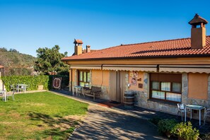Outdoor dining - Country House 'Casa Rural Arroal I' with Mountain View, Wi-Fi and Air Conditioning (Sotoserrano)