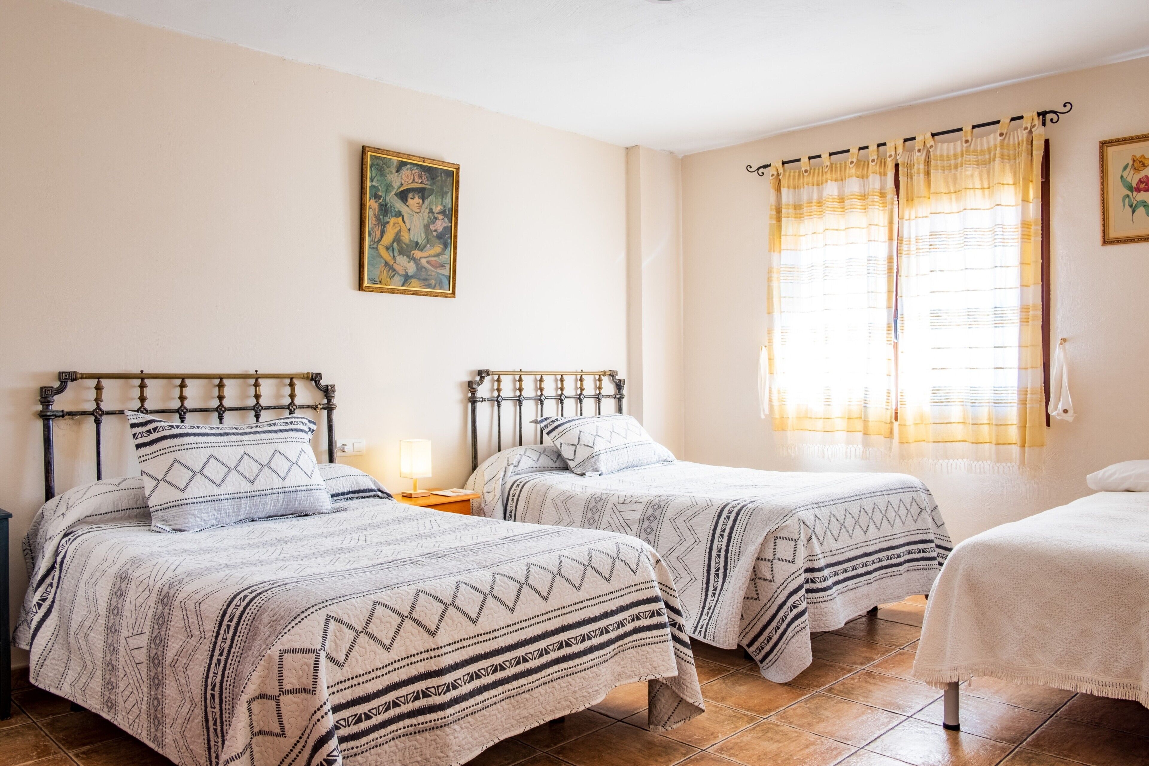 3 slaapkamers, een strijkplank/strijkijzer, gratis wifi, beddengoed