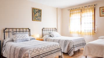 3 slaapkamers, een strijkplank/strijkijzer, gratis wifi, beddengoed